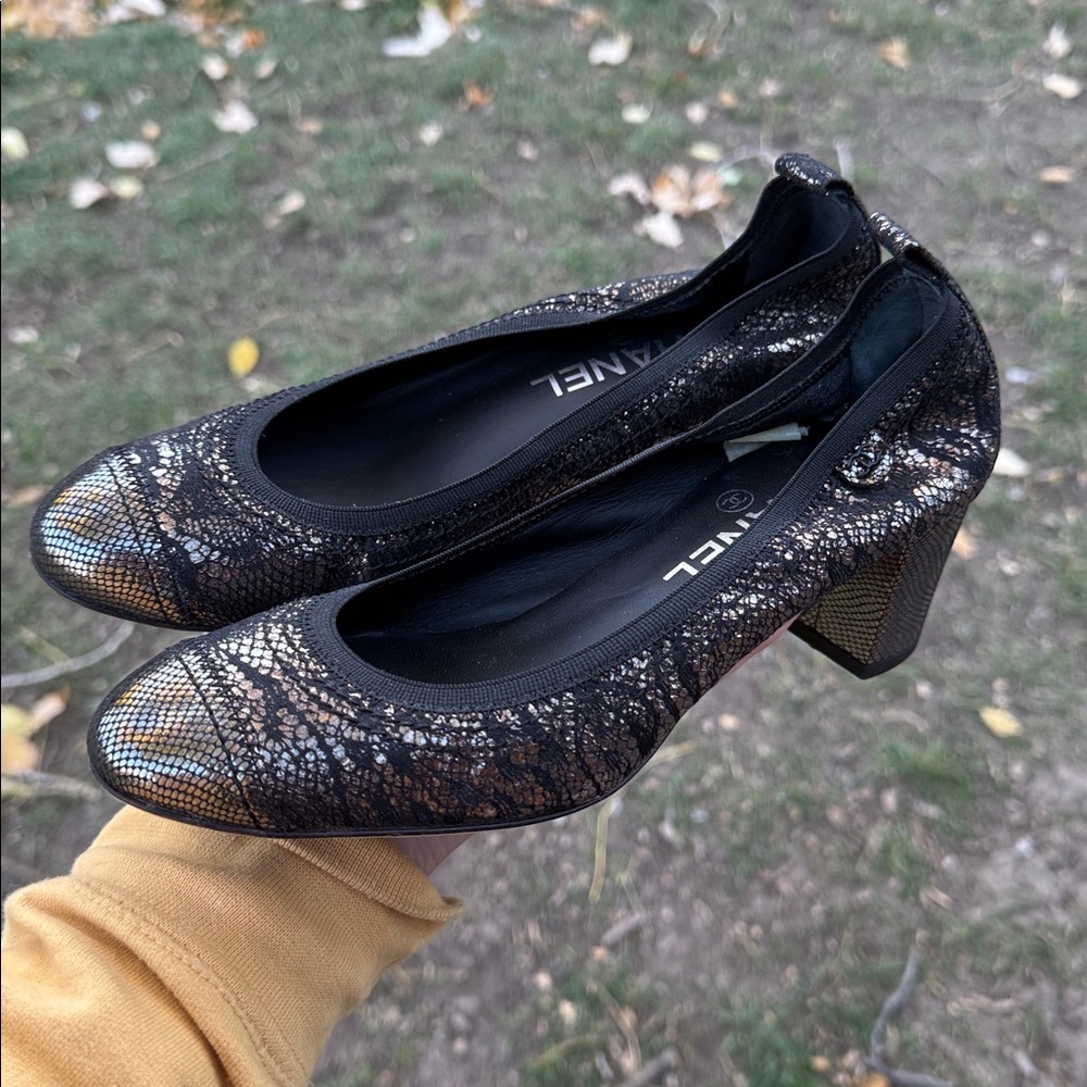 CHANEL Black and Gold Lace Heels - Picture 3 of 5